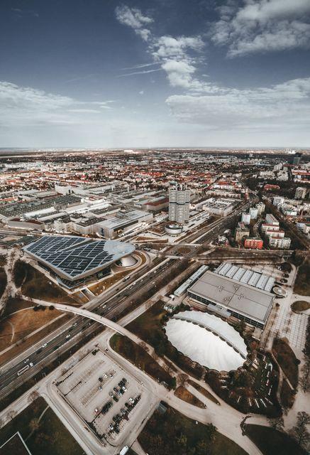 Grafische Darstellung der Verkehrsanbindungen zur Neuen Siederei, mit den Autobahnen A99, A92, A8 und nahegelegenen Städten wie Stuttgart, Nürnberg, Passau und Salzburg.